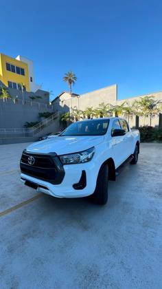 TOYOTA HILUX 2.8 D-4D TURBO DIESEL CD SR 4X4 AUTOMÁTICO